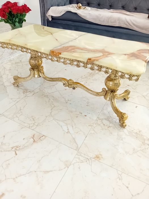 Stolik mosiężny z kamiennym blatem