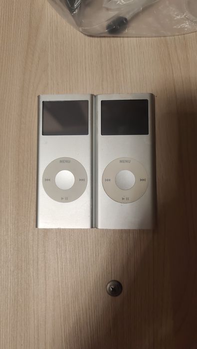 Два плеєри Apple iPad nano 2 другого покоління