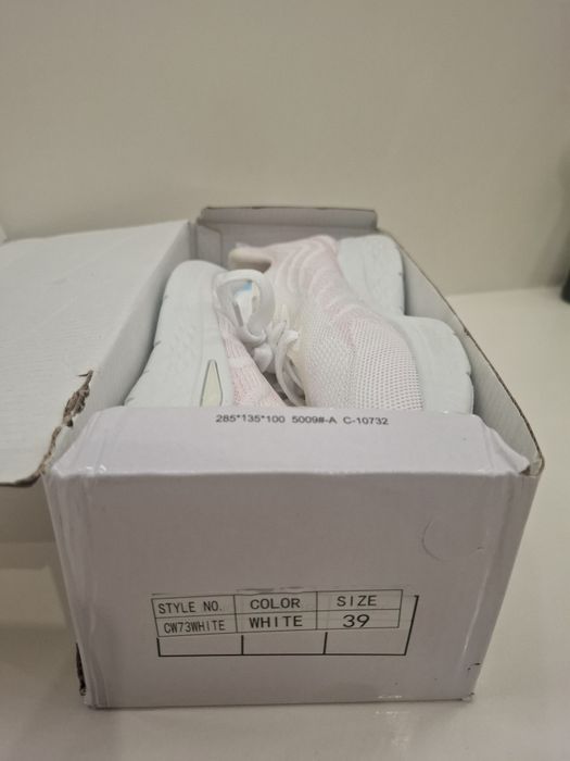 Ténis branco e rosa claro