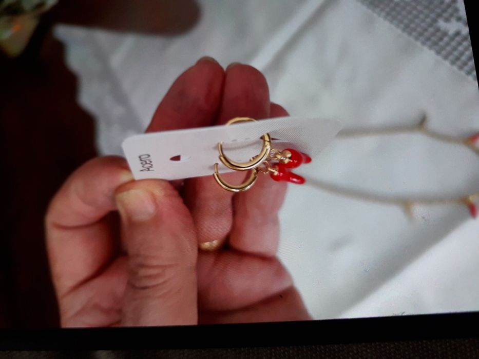 Conjunto colar e bricos a pimentinha dourada e vermelhas