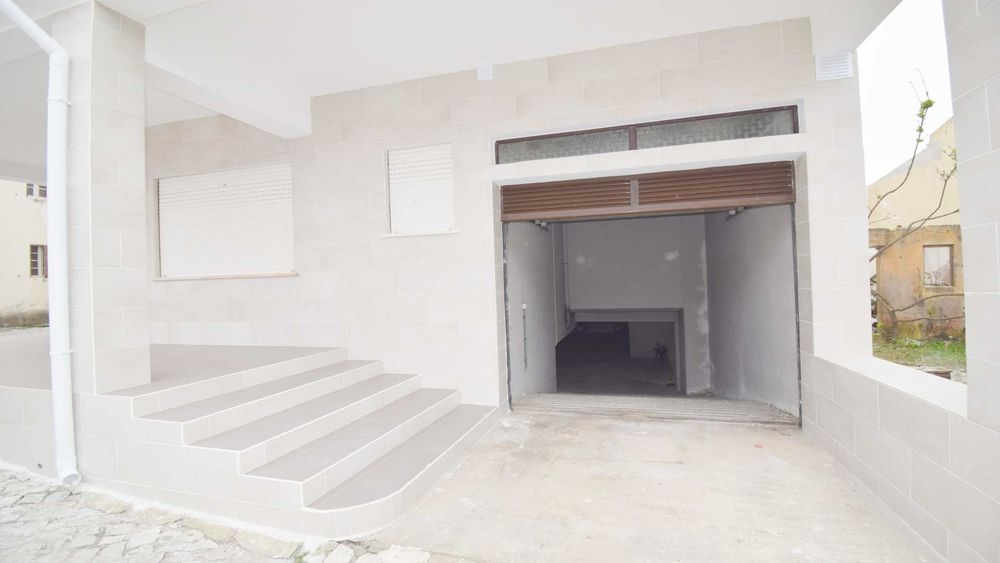 Oportunidade na Praia do Pedrógão: R/C com Lugar de Garagem (1 Carro) – Duas Entradas Autónomas (T2 + T1) – Prédio Pintado em 2026