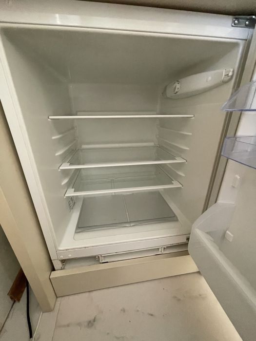 Встроенный холодильник Zanussi с барной стойкой