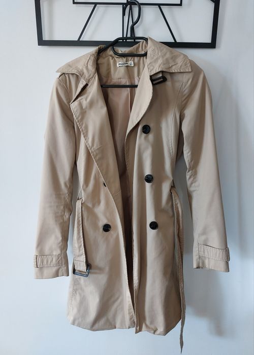 Beżowy klasyczny plaszcz trencz