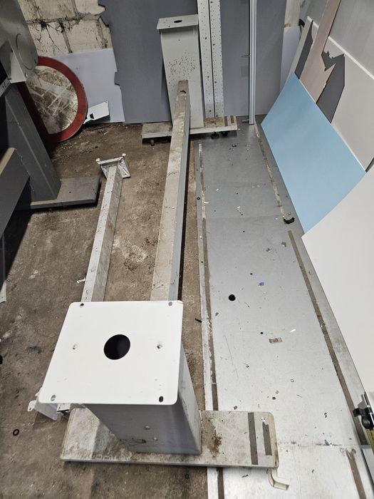 Stojak na kółkach szer 220cm wys 64cm