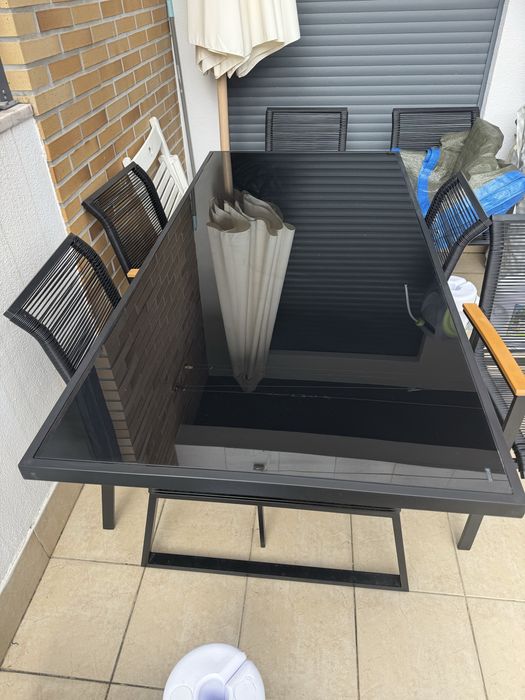 Mesa e cadeiras para exterior ou interior
