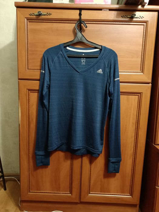 Одежа-кофта adidas.
