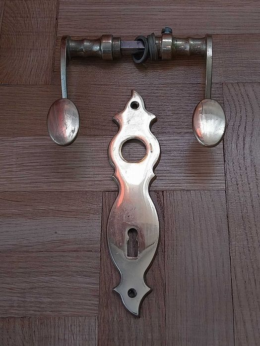 Okucia i klamki do drzwi – mosiężne.