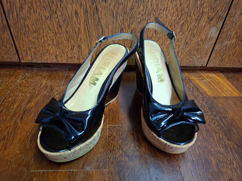 Sandálias pretas de verniz com cunha e cortiça