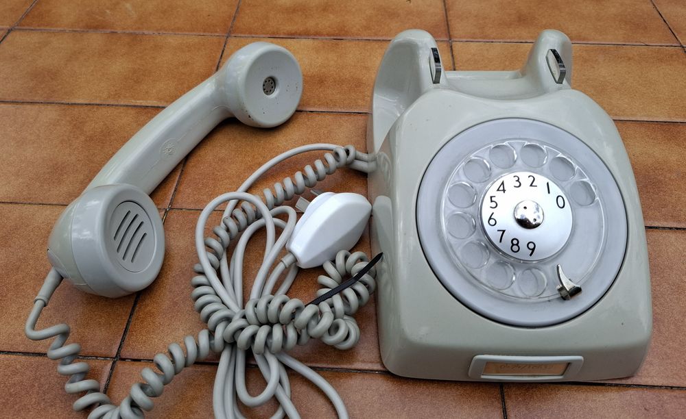Telefon z tarczą retro zabytek