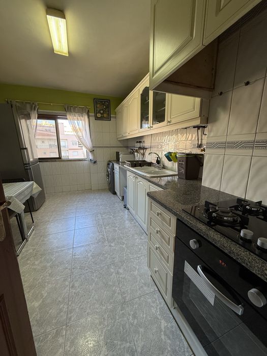 Quarto com 2 camas em Massamá a 600 m da estação de comboio