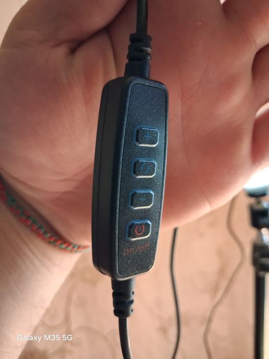 Кільцева лампа зі штативом