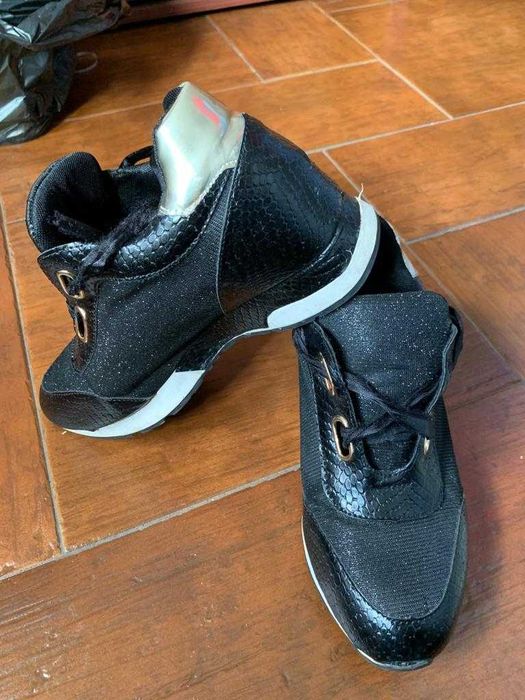 Black Sneakers Size 37 in Good Condition