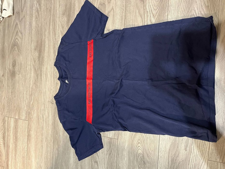 Футболка Nike Sportswear темно-синя.