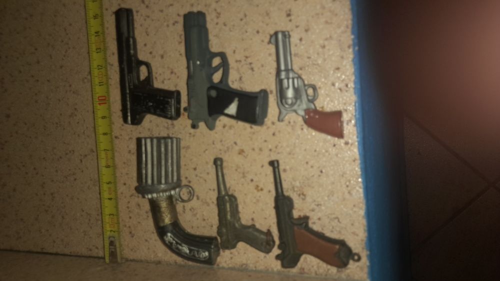6 miniaturas de armas( portes incluidos)