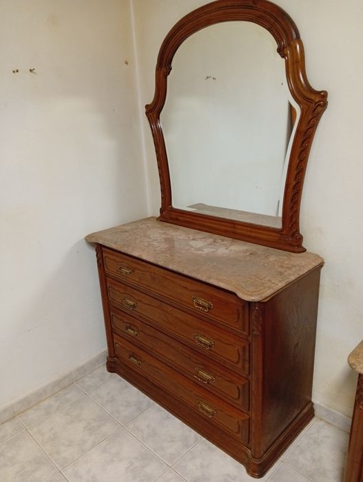 Quarto de casal em madeira maciça – cama + 2 mesas de cabeceira + cómoda com espelho
