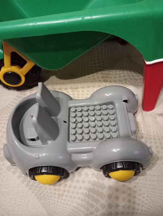 Duża taczka i Samochód