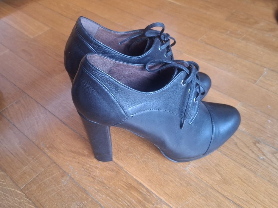 Sapatos / Botins  em Pele com Atacadores (Tamanho 39) – Excelentes