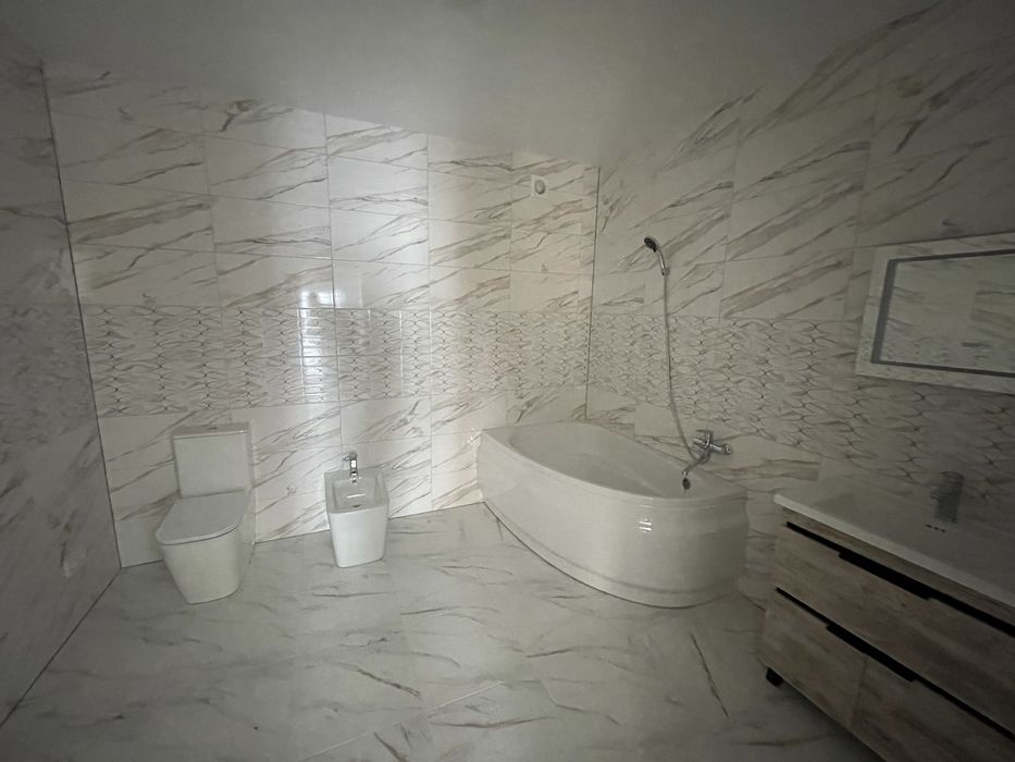 Котедж з ремонтом та великою ділянкою