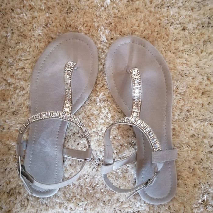Sandálias cinzentas com brilhantes