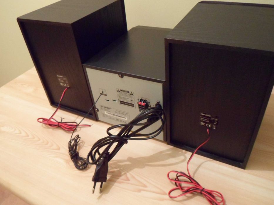 Wieża SHARP z głośnikami .