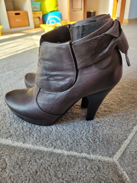 Skórzane buty na obcasie, r. 38