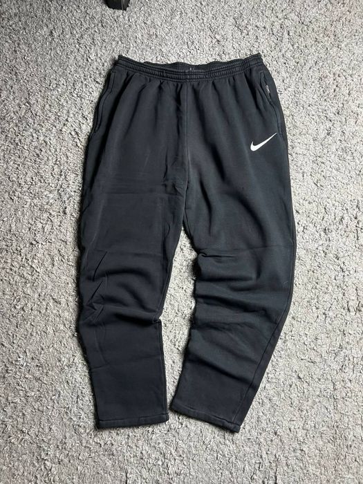 Штаны Nike   Размер М Состояние хорошое  Замеры  Длина-100 Полупояс-40 Выход-17 Полу ляшка-34  Цена-300грн