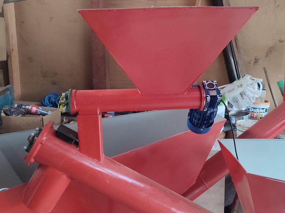 Podajnik trocin do peleciarka