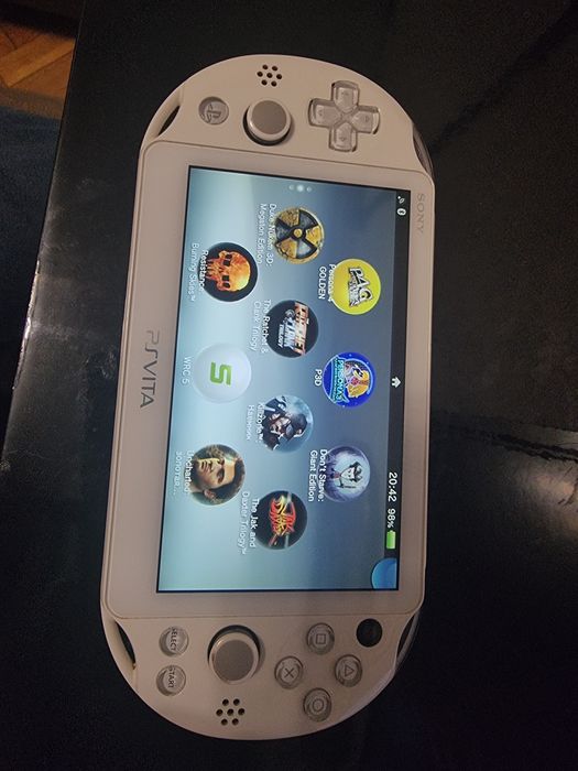 Ps vita 2000 +64 гб +8 гб.