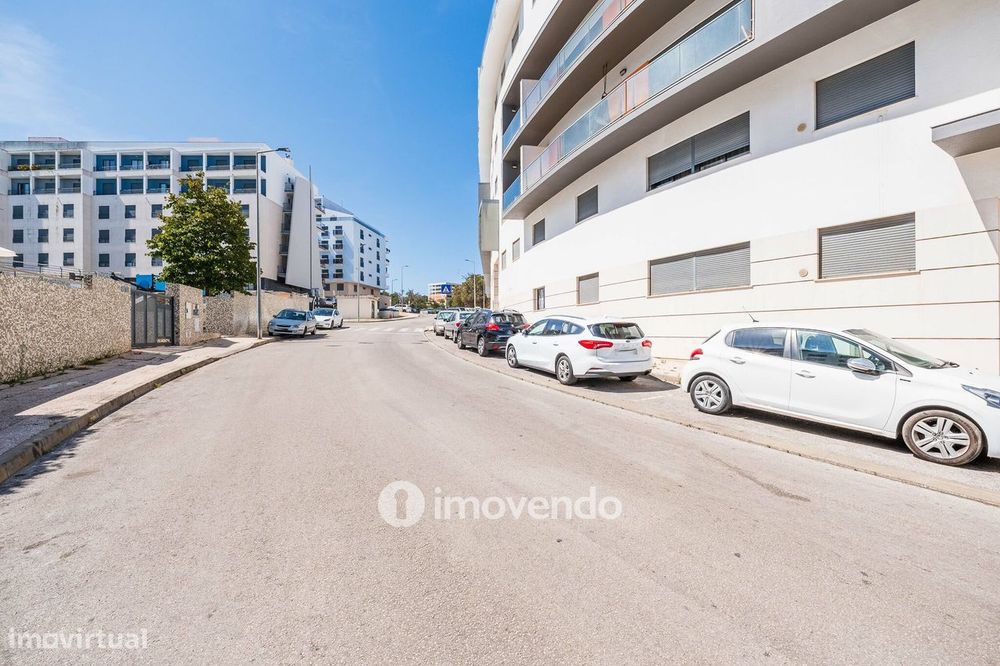 Apartamento T1 moderno, com varanda e áreas amplas, em Corroios