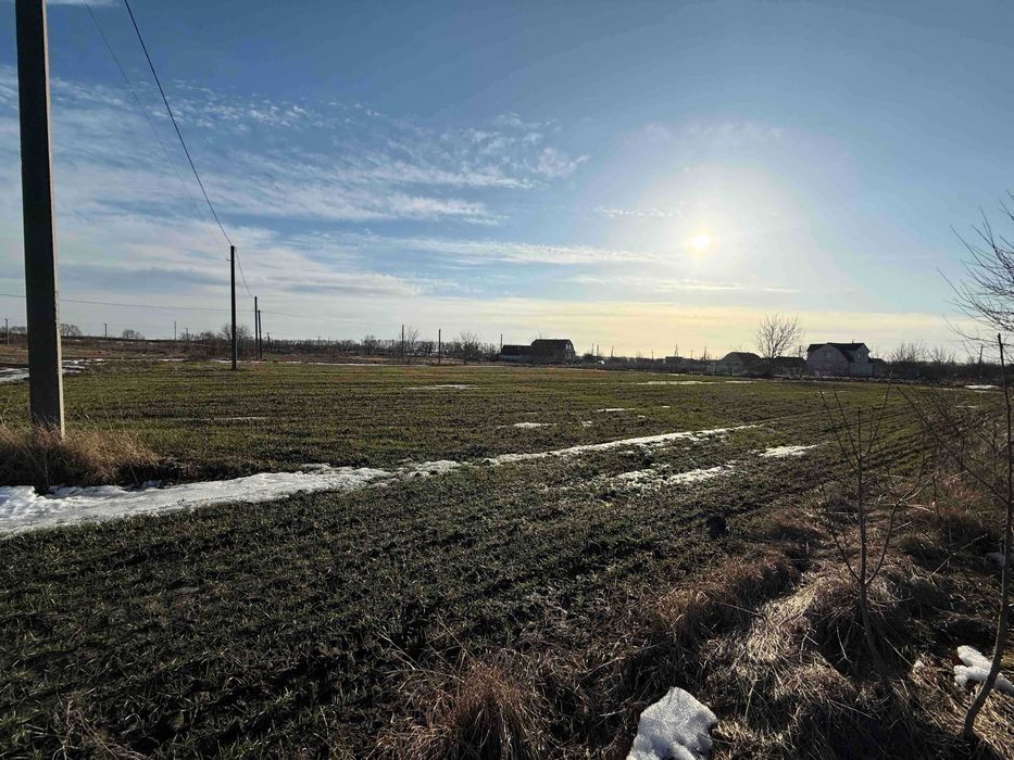 Продам ділянку в смт Літин .Рівна під житлову забудовуПоруч світло газ