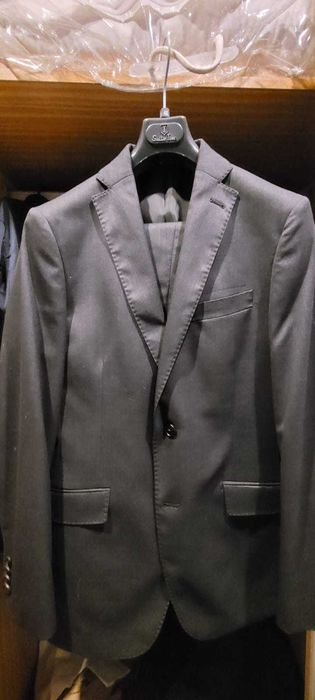 fato de homem cinza escuro como novo