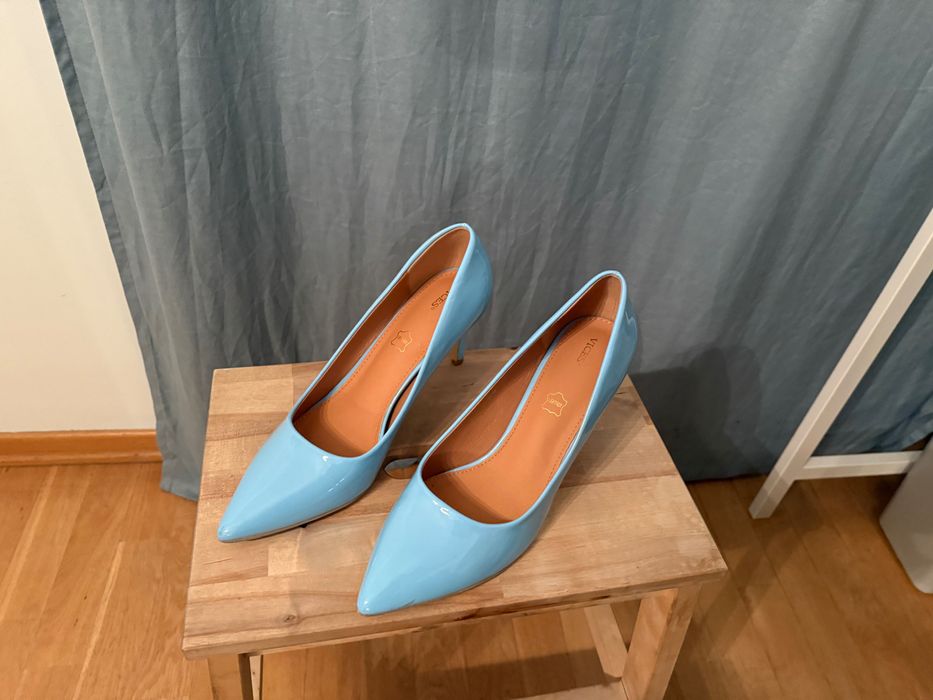 Błękitne czółenka lakierki