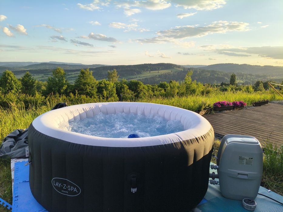 Drewniany domek z jaccuzi i widokiem na góry