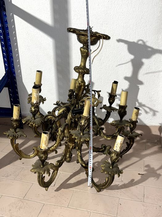 Lustre em bronze de grandes dimensões