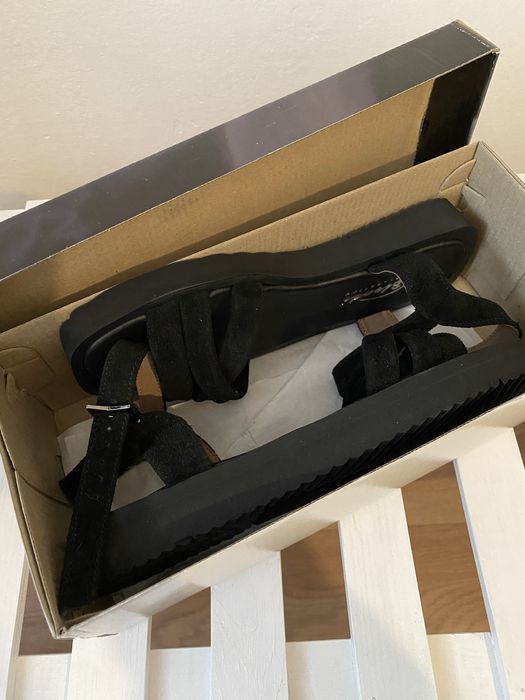 Продам замшеві босоніжки