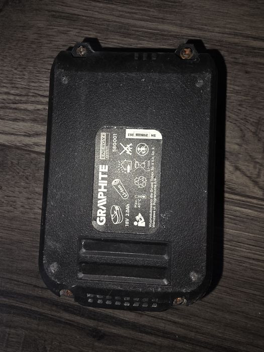 Zestaw Graphite wiertarko-wkrętarka plus latarka