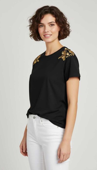 T-Shirt preta com o bordado de Viana feito à máquina