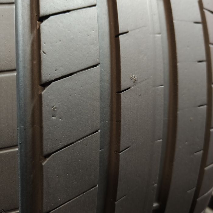 235/40/18 XL Sprzedam parę opon letnich Goodyear