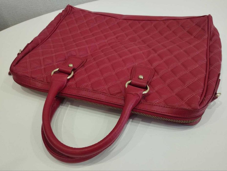 Сумка жіноча. Стан нової. Вміщує ноутбук, планшет, великі підручники.