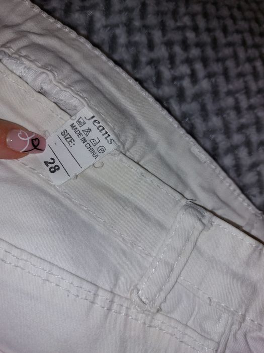 Białe jeansy z dziurami