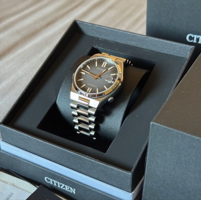 Citizen Tsuyosa 37mm NJ0200-50E “Time Slip” Edição Especial – *NOVO*