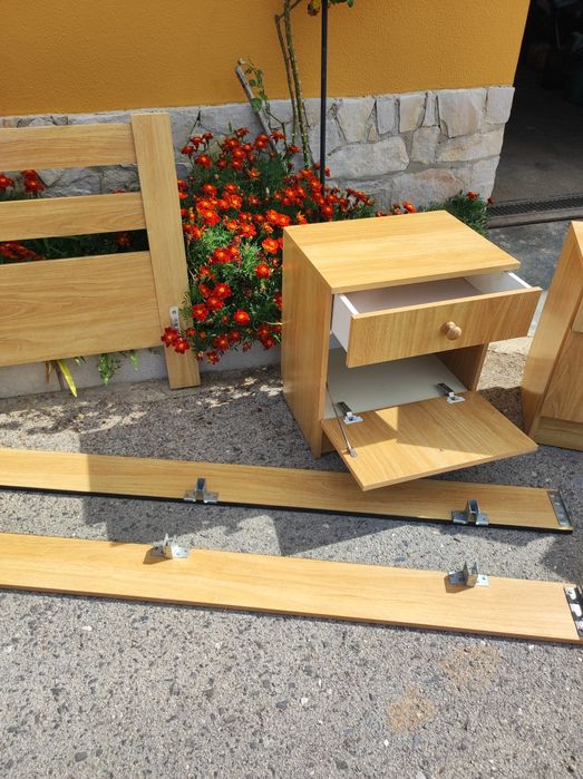 Conjunto cama + 2 mesas cabeceira + cómoda + espelho + secretária