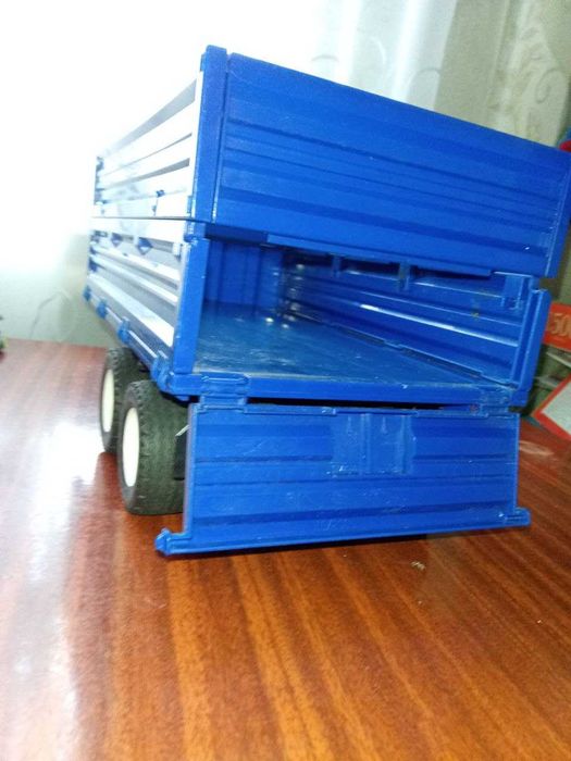 Іграшковий причіп Bruder