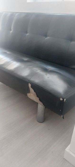 Sofá Cama preto usado
