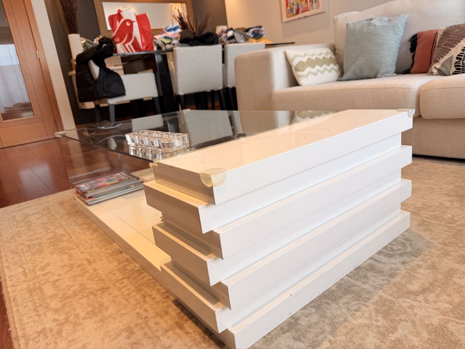 Mesa de Centro Moderna com Tampo em Vidro – Design Elegante