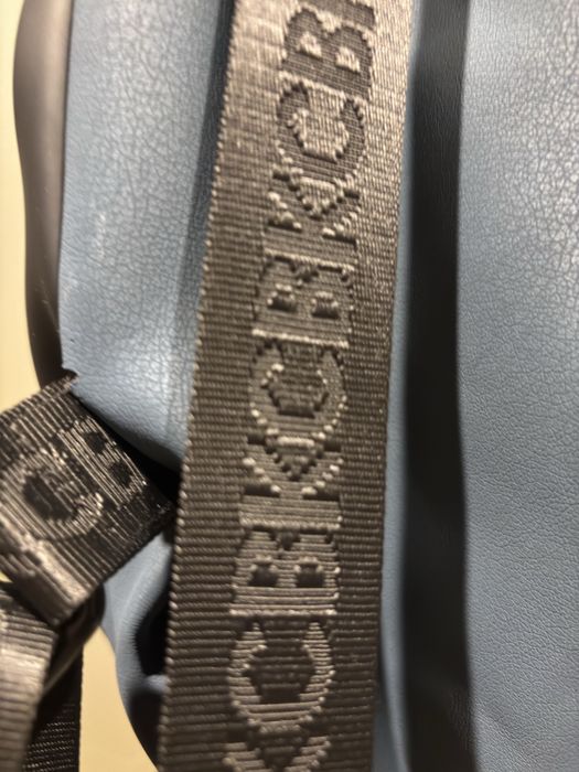 Mochila em pele, praticamente nova.