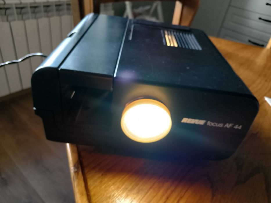 Rzutnik slajdów REVUE