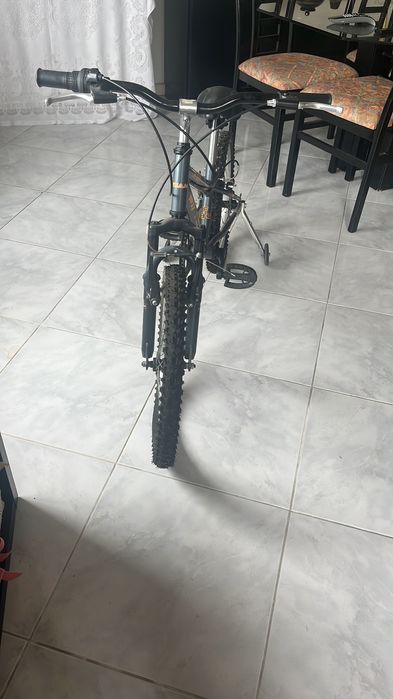 Bicicleta infantil com rodas de apoio como nova