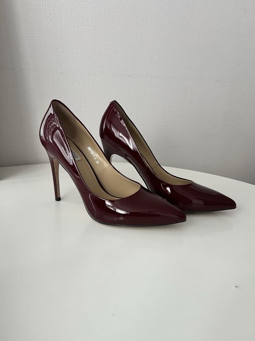 Шкіряні лаковані туфлі човники ESTRO