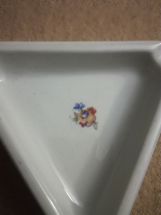 Stara popielniczka Chodzież porcelanowa trójkątna